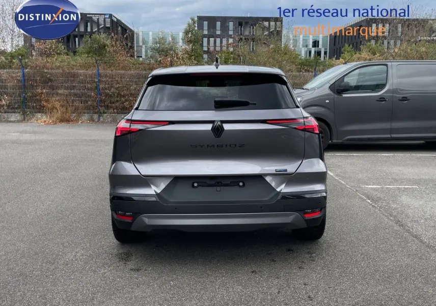 Vue arrière d'une Renault Symbioz gris cassiopée métal avec feux LED fins et logo central noir.