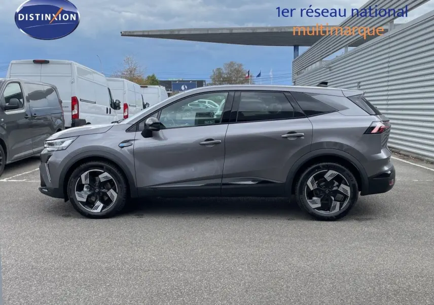 Profil côté gauche du Renault Symbioz gris cassiopée métal 2026 avec jantes noires et détails modernes.