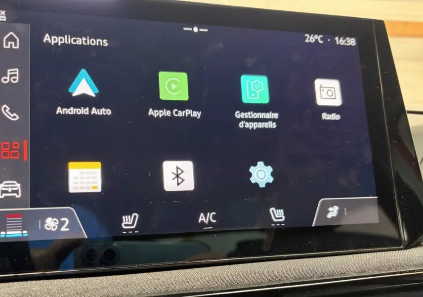 Écran tactile central de la Renault Clio 2025 affichant les applications Android Auto, Apple CarPlay et gestion des appareils.