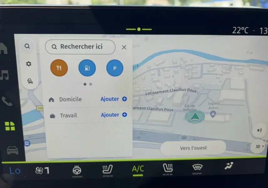 Écran tactile du système de navigation GPS du Dacia Duster Hybrid-G 150, affichant une carte et options de recherche.
