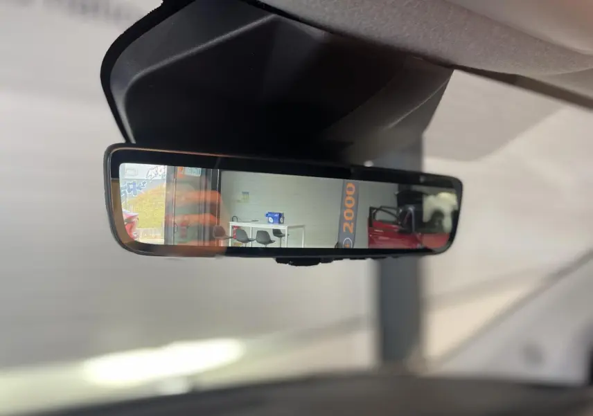 Rétroviseur intérieur du Opel Vivaro 2025, vue rapprochée de l'habitacle avec reflet d'une pièce extérieure.