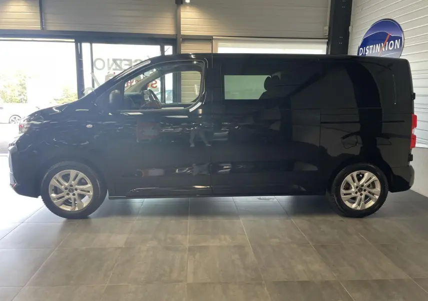 Profil latéral gauche du fourgon Opel Vivaro noir carbone, double cabine, roues alliage et vitres surteintées visibles.
