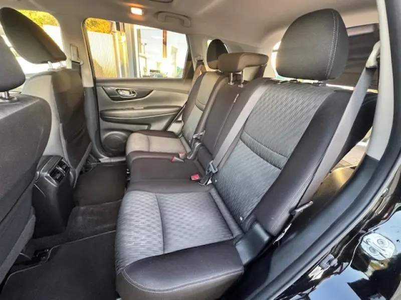 Vue intérieure côté droit sur la banquette arrière en tissu graphite du Nissan X-TRAIL noir intense 2018.