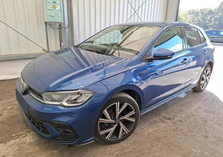 Volkswagen Polo TSI 95 R-Line bleu récif vue 3/4 avant droit avec jantes alliage 17 pouces et calandre R-Line