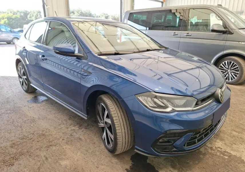 Volkswagen Polo TSI 95 R-Line bleu récif vue 3/4 avant droit avec calandre et jantes spécifiques R-Line