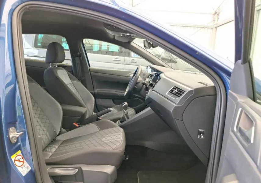 Intérieur côté conducteur d'une Volkswagen Polo TSI 95 R-Line bleu récif, sièges tissu Karoso et Artvelours.