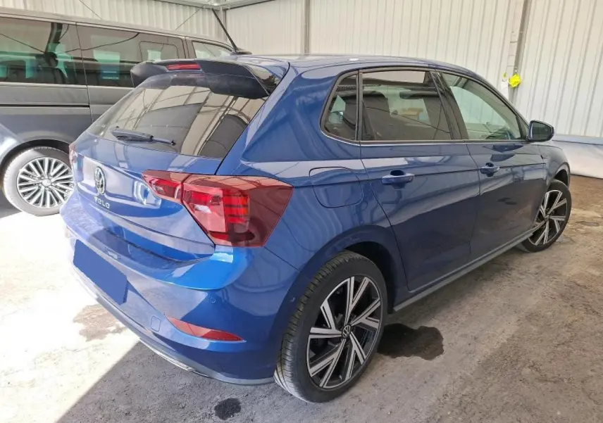 Volkswagen Polo TSI 95 R-Line bleu récif vue 3/4 arrière droit avec jantes alliage 17 pouces et vitres surteintées.