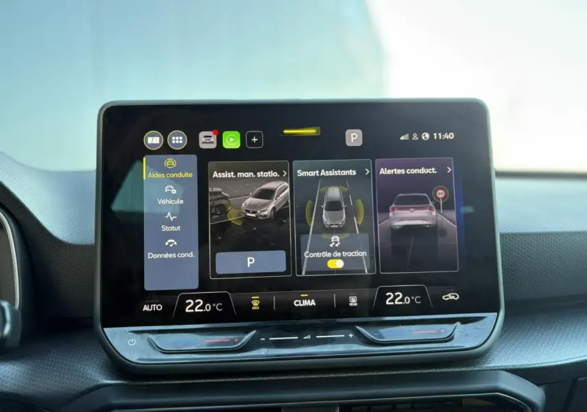 Écran tactile central du tableau de bord du SEAT LEON ST 2.0 TDI 115 Style affichant les aides à la conduite et la climatisation à 22°C.