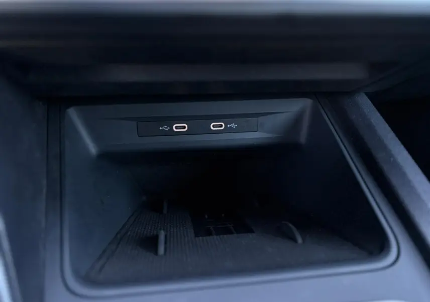 Gros plan sur la connectivité USB-C double port dans le rangement central d'une SEAT LEON ST 2.0 TDI 115 Style.