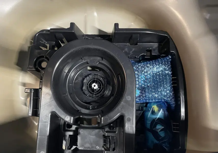 Coffre ouvert d'une Citroën C3 beige clair 2024, montrant le rangement pour roue de secours et kit de dépannage.