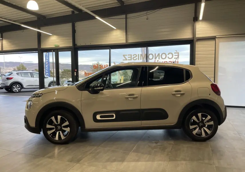 Vue de profil côté gauche d'une Citroën C3 beige clair 2024 avec Airbump noir et jantes alliage diamantées.