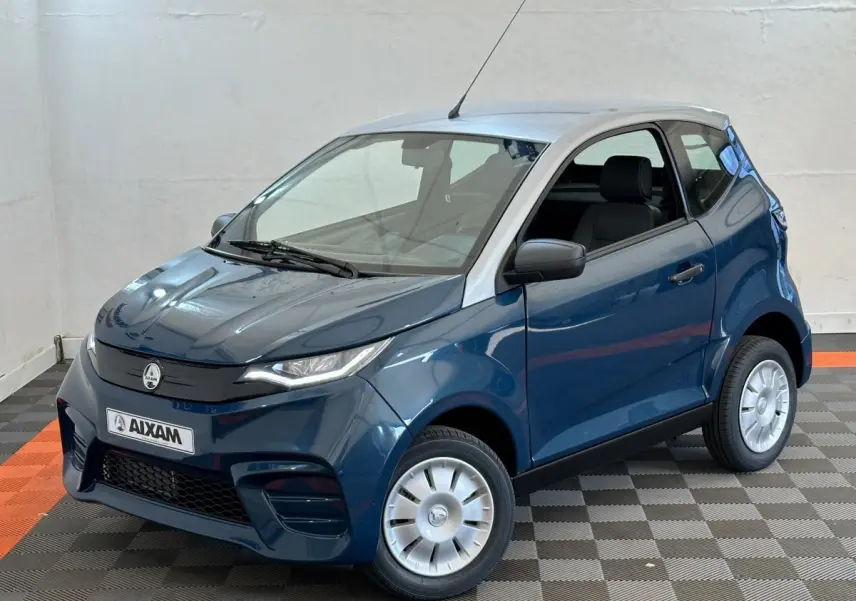 Vue 3/4 avant droite d'une Aixam Ambition 0.5 City Pack bleu 2026 avec rétroviseur caméra côté gauche.