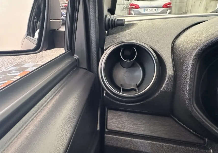 Détail intérieur côté conducteur de l'AIXAM Ambition 0.5 City Pack 2026 bleu, avec rétroviseur caméra visible.