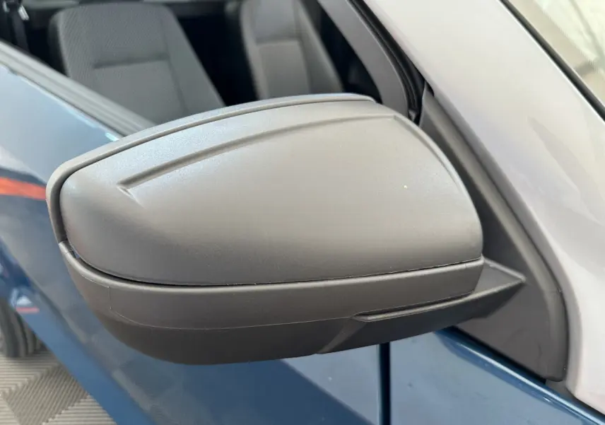 Gros plan sur le rétroviseur extérieur côté gauche avec caméra, sur l'AIXAM AMBITION 0.5 CITY PACK bleu 2026.