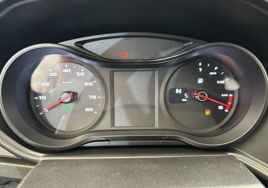 Tableau de bord de l'AIXAM AMBITION 0.5 CITY PACK 2026, affichage vitesse et carburant avec témoin réservoir vide.