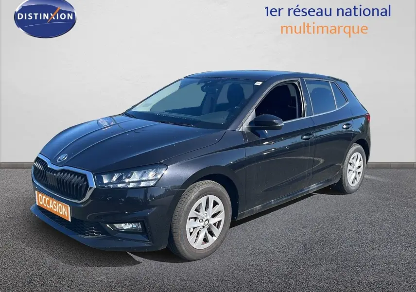 Vue 3/4 avant d'une Skoda Fabia noire métal, avec jantes alliage et calandre chromée visible sur un fond neutre.