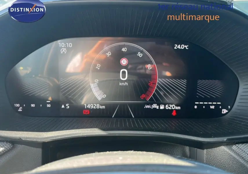 Vue rapprochée du tableau de bord numérique de la Skoda Fabia noire, affichant la vitesse à 0 km/h et 14 928 km au compteur.
