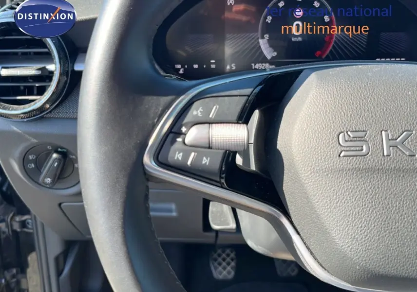 Gros plan sur le volant multifonction et le tableau de bord numérique d'une Skoda Fabia 2025 noir magique métal.
