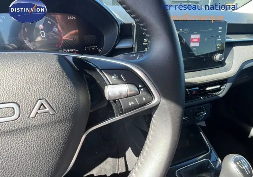 Intérieur de la Skoda Fabia 2025 noir magique, vue sur le volant multifonction et la console centrale avec boîte manuelle.