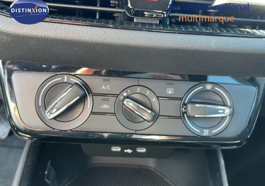 Gros plan sur les commandes de climatisation manuelle de la Skoda Fabia 2025 en Noir Magique Métal, avec boutons rotatifs noirs.