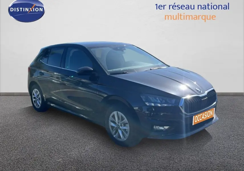 Vue 3/4 avant droite d'une Skoda Fabia noire métallisée, avec calandre distinctive et jantes alliage 15 pouces.