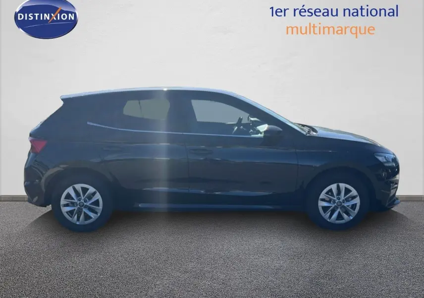 Vue de profil côté gauche d'une Skoda Fabia 2025 noire métal, avec jantes alliage et lignes épurées.