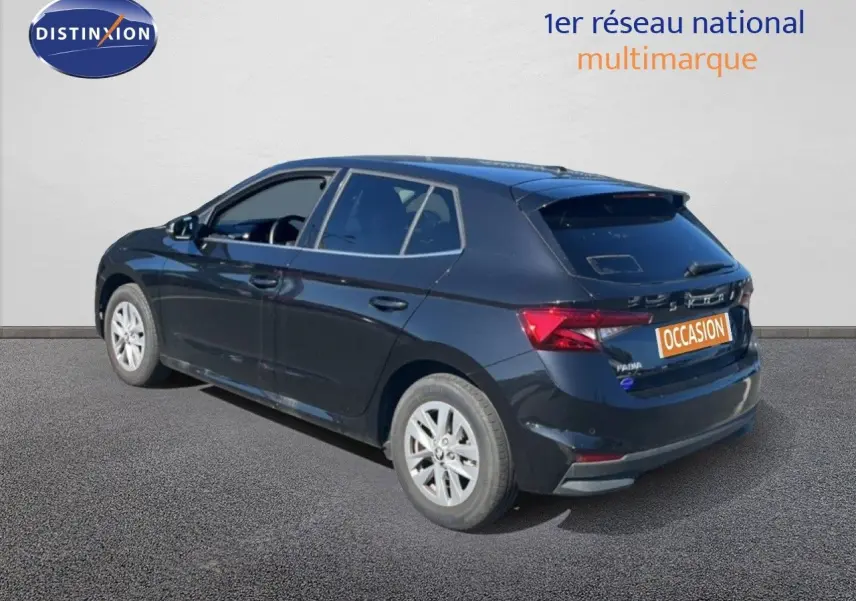 Vue 3/4 arrière droite d'une Skoda Fabia 2025 noir magique métal avec jantes alliage et feux arrière LED.