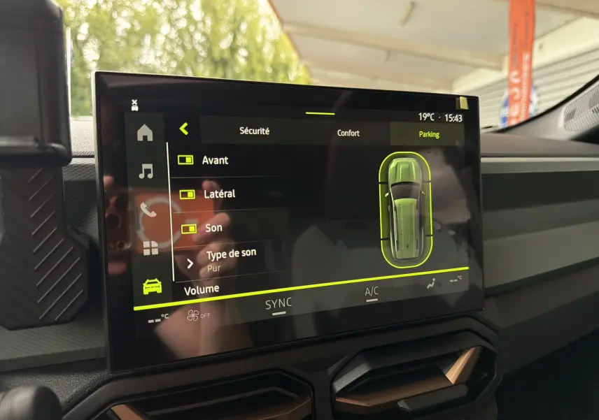 Écran tactile multimédia du Dacia Bigster Hybrid 155 Extreme, affichant les réglages de sécurité et parking.
