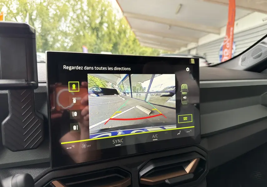 Écran tactile intérieur montrant la caméra de recul du Dacia Bigster Hybrid 155 Extreme bleu indigo, vue arrière.