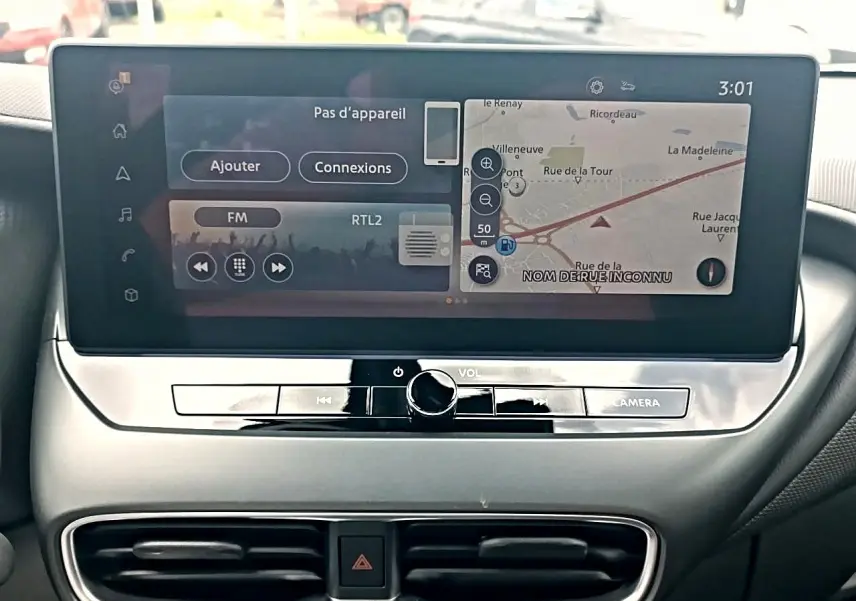 Écran tactile central du tableau de bord du Nissan Juke 2025 affichant navigation et radio FM.