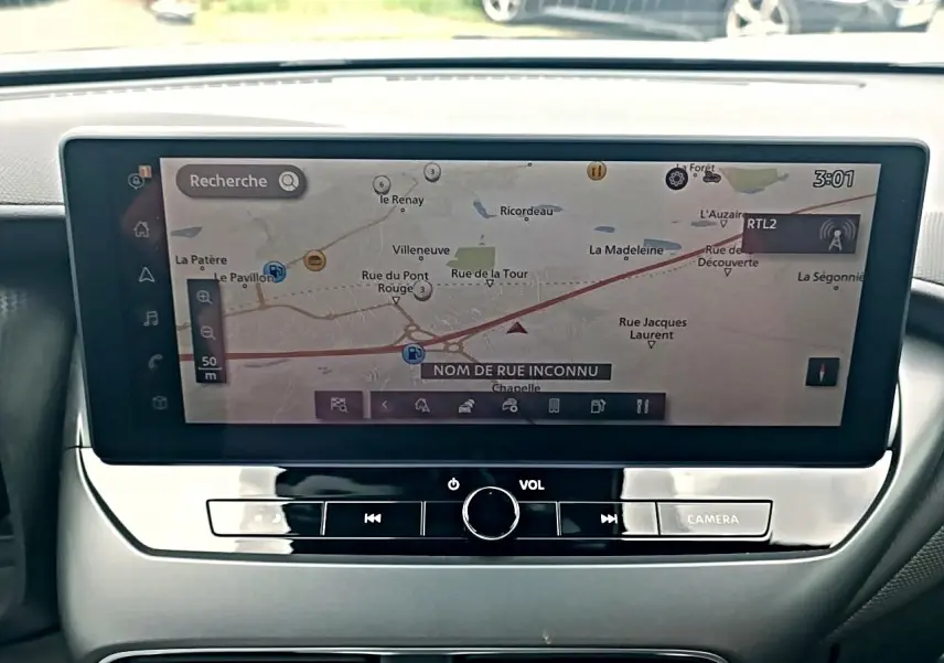 Écran tactile central du tableau de bord du Nissan Juke gris 2025 affichant la navigation GPS.