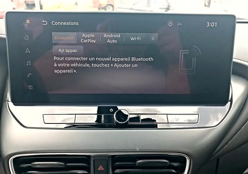 Écran tactile central affichant les connexions Bluetooth dans l'habitacle du Nissan Juke gris 2025.