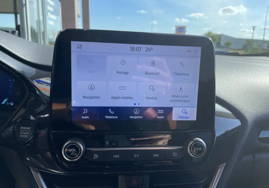 Écran tactile central du Ford Puma 2021 affichant les réglages de navigation et connectivité, avec commandes audio en dessous.