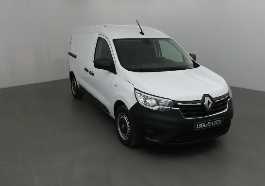 Renault Express Van blanc vu en 3/4 avant droit, avec pare-chocs noir et jantes acier simples.