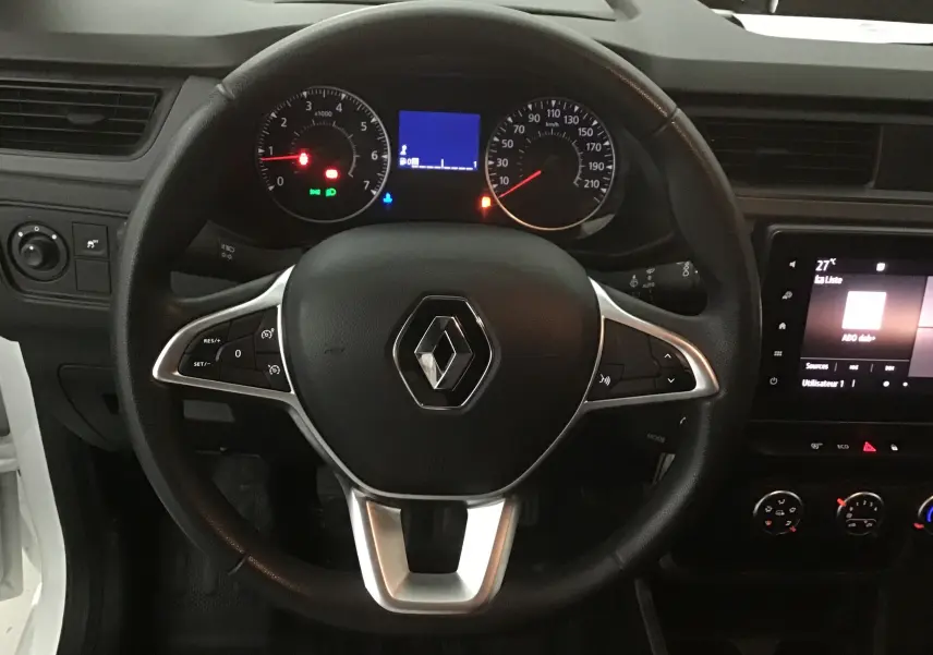 Vue centrée sur le volant noir d'un Renault Express Van 2023, avec tableau de bord et écran tactile visibles.