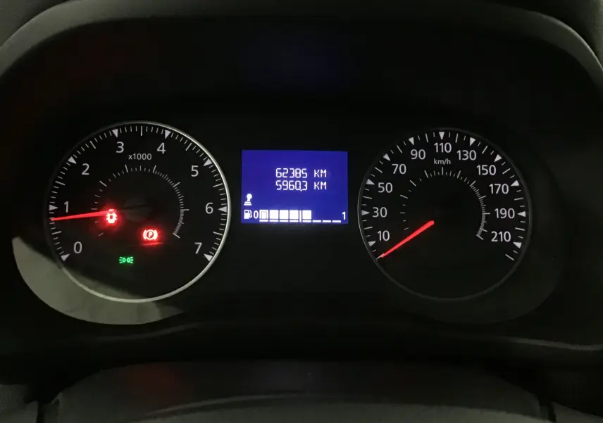 Vue rapprochée du tableau de bord du Renault Express Van blanc 2023, affichant compteurs et kilométrage.