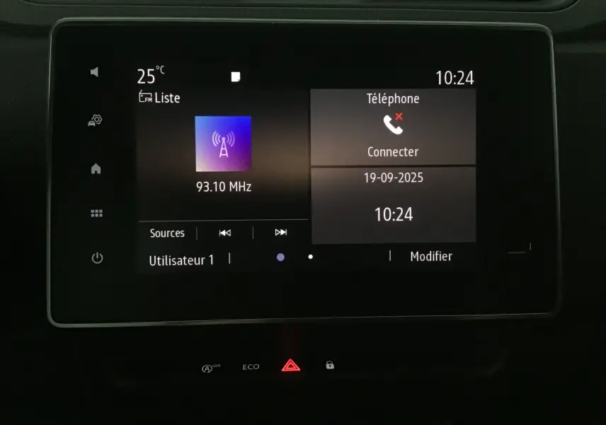 Écran tactile central du Renault Express Van 2023 affichant radio FM et menu téléphone, avec commandes tactiles autour.