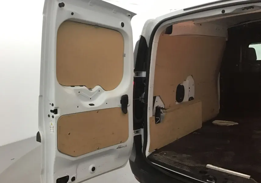 Vue arrière ouverte du Renault Express Van blanc 2023, montrant l'intérieur utilitaire avec panneaux de protection en bois.