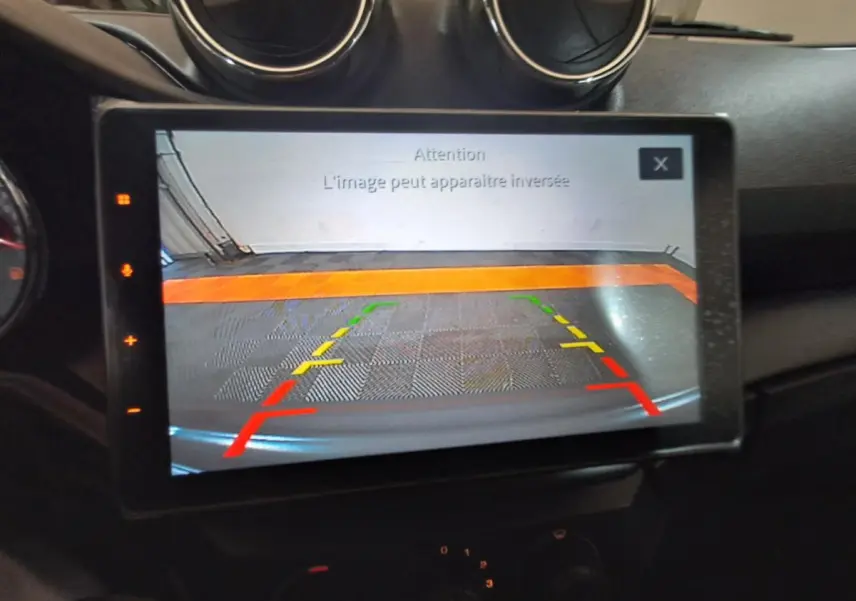 Écran central montrant l'image de la caméra de recul avec guidage coloré dans l'Aixam Ambition gris clair 2024.