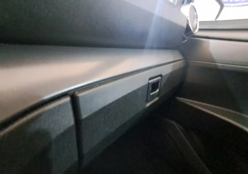 Vue intérieure côté passager de l’AIXAM AMBITION gris clair 2024, mettant en valeur la planche de bord épurée.