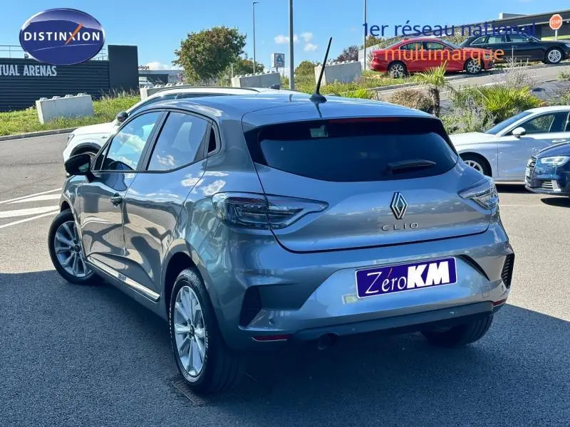 Vue 3/4 arrière droite d'une Renault Clio 2025 gris Rafale avec feux arrière LED et vitres teintées.