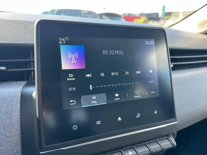 Écran tactile central de la Renault Clio 2025 affichant la radio FM à 89,10 MHz, vue intérieure côté droit.