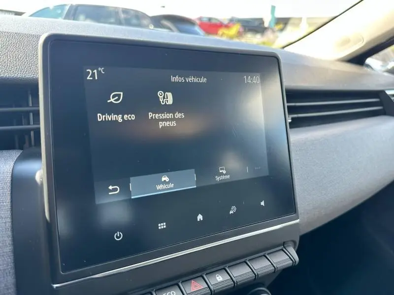 Écran tactile central affichant les infos véhicule dans l'habitacle gris d'une Renault Clio 2025, vue de côté droit.
