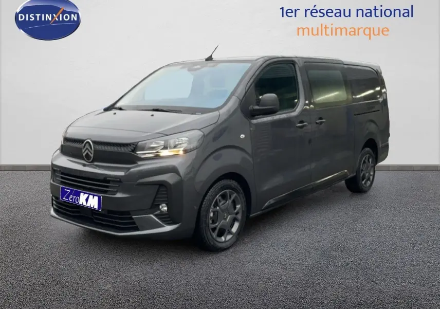 Vue 3/4 avant droit d'un Citroën Jumpy Cabine Approfondie gris titane métallisé avec calandre noire et jantes foncées.