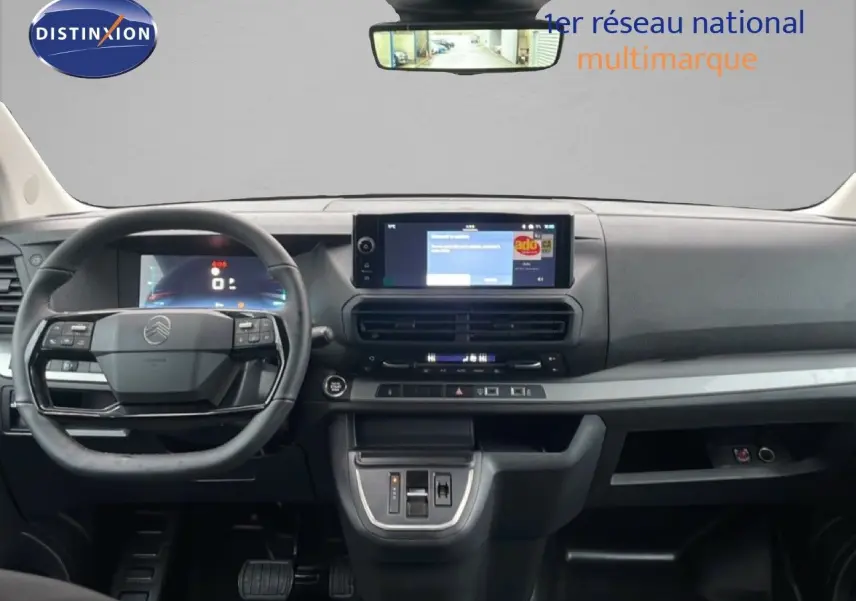 Vue intérieure frontale du tableau de bord du Citroën Jumpy Long L3 gris titane, avec écran tactile et volant multifonction.