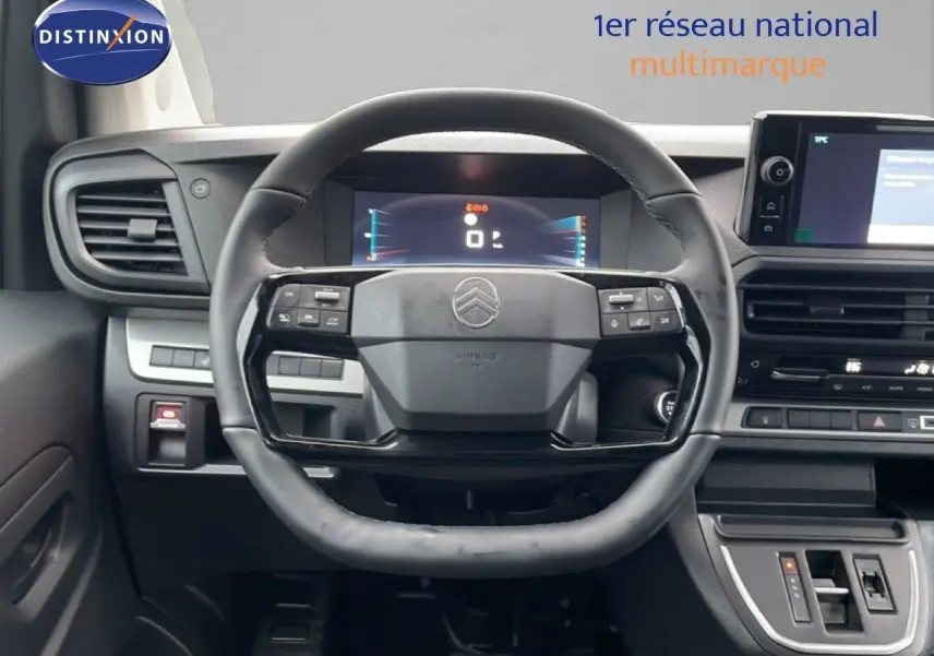 Vue frontale du tableau de bord et volant cuir noir du Citroën Jumpy Long L3 2025 avec écran digital et console centrale moderne.