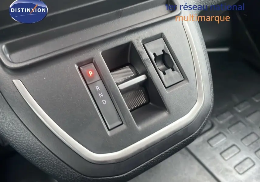 Gros plan sur la commande de boîte automatique avec levier électronique en position parking dans un Citroën Jumpy gris titane.