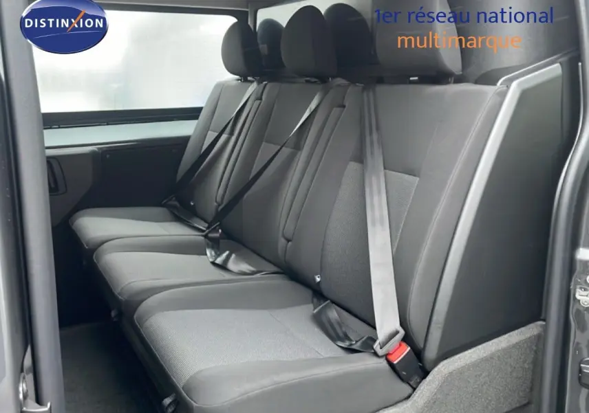 Vue intérieure du siège arrière en tissu noir et gris du Citroën Jumpy Cabine Approfondie gris titane, porte ouverte côté droit.