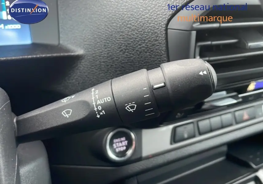 Gros plan sur la commande d’essuie-glace à gauche du volant dans l’habitacle noir du Citroën Jumpy Long gris titane.