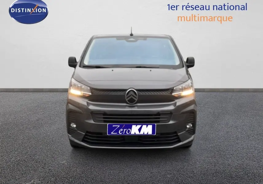 Vue de face du Citroën Jumpy Cabine Approfondie gris titane métal avec feux allumés sur fond neutre.